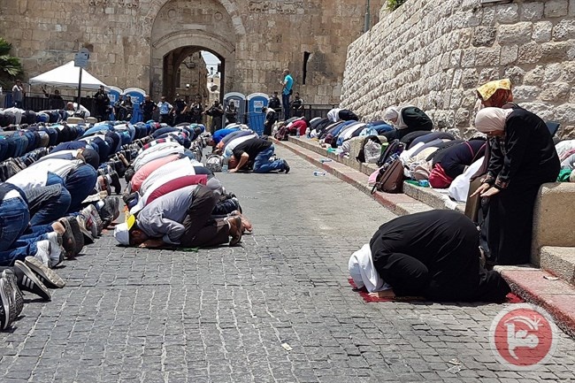 صور- المئات يصلون الظهر على شوارع القدس