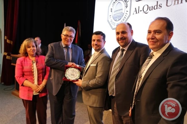 طبيب الأسنان مجد ناجي يلقي محاضرة في جامعة القدس
