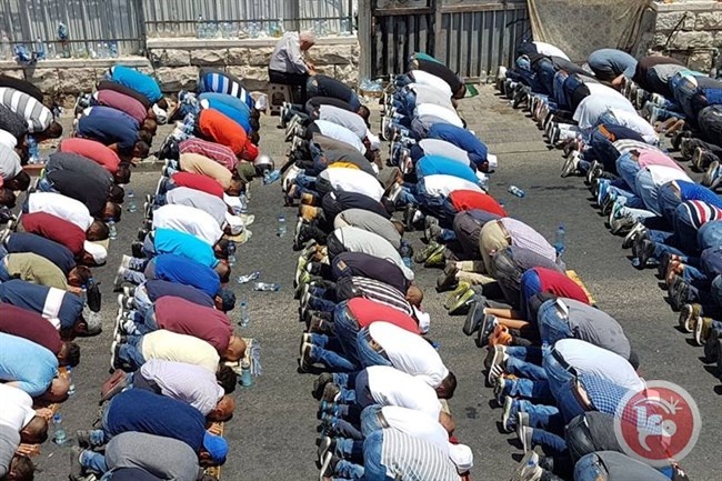 الالاف يؤدون صلاة الجمعة في شوارع القدس
