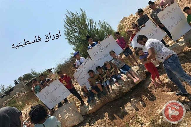 أطفال الولجة يتظاهرون ضد هدم منازلهم