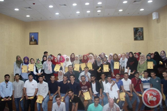 كلية المهن التطبيقية في البوليتكنك تخرج دورات لغة انجليزية