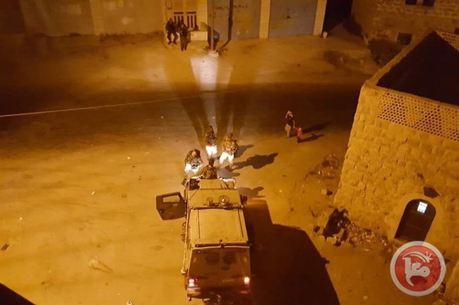مستوطنون يلاحقون طفلا ويرشقون منزلا بالحجارة في الخليل