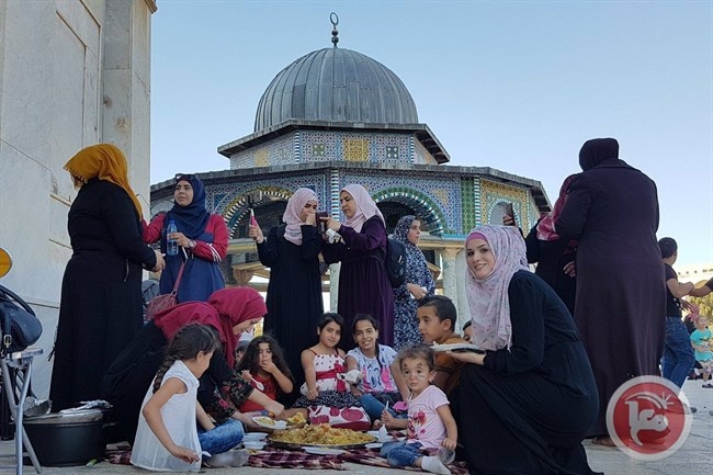 &lt;div&gt;صورة وتعليق: &lt;/div&gt;ناشطون ينظمون سلسلة للأطفال ويقدمون أكلة النصر في ساحات الأقصى
