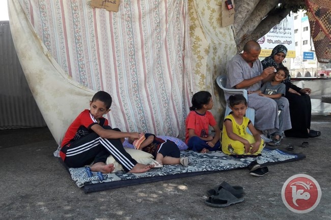 عائلة غزية تقطن خيمة في الشارع بانتظار الفرج