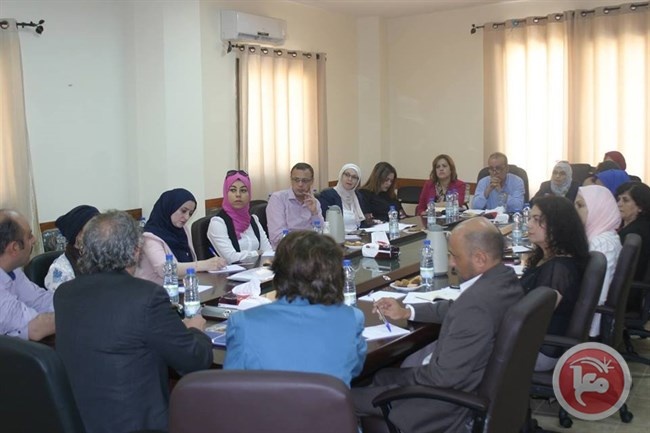 مدرسة الأمهات تعقد طاولة مستديرة لمناقشة الانتهاكات الواقعة بحق النساء