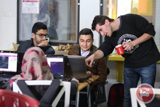 بنك فلسطين يقدم دعمه لأكاديمية البرمجة في قطاع غزة