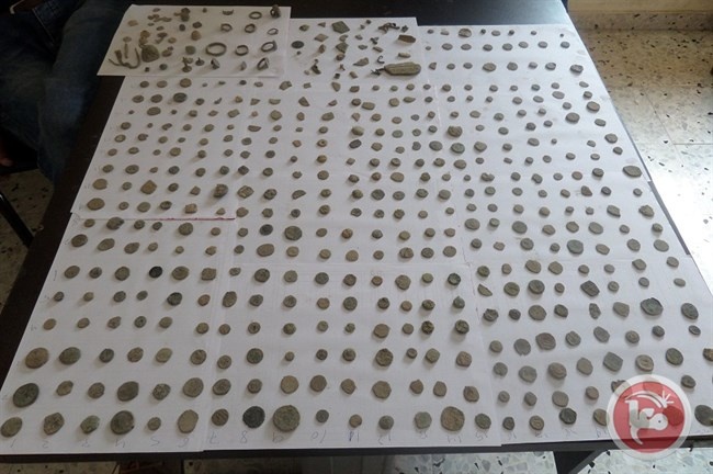 ضبط 500 قطعة أثرية بحوزة تاجر في الخليل