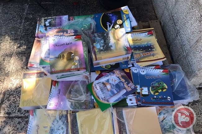 توزيع المنهاج الفلسطيني على طلبة مدارس مخيم شعفاط بالقدس