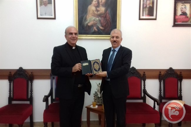د. عيسى يهنئ الأب خضر بمنصب كاهن رعية العائلة المقدسة