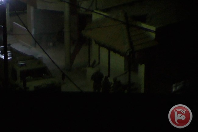قوات الاحتلال تصادر أموالا من إحدى عائلات مدينة يطا