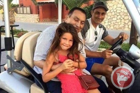 بالصورة- مبارك يظهر مع عائلته بأحد المنتجعات السياحية