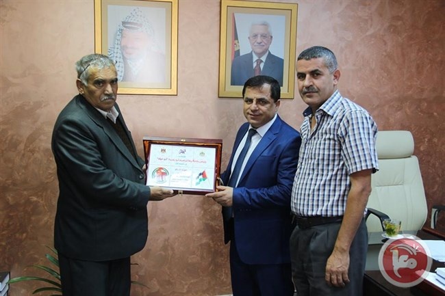 رئيس بلدية يطا يهنئ وكيل وزارة المالية بتوليه منصبه