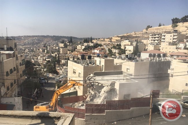 فيديو وصور- جرافات الاحتلال تهدم بناية سكنية في القدس