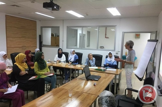مستشارة طبية بريطانية تحاضر في مستشفى المقاصد