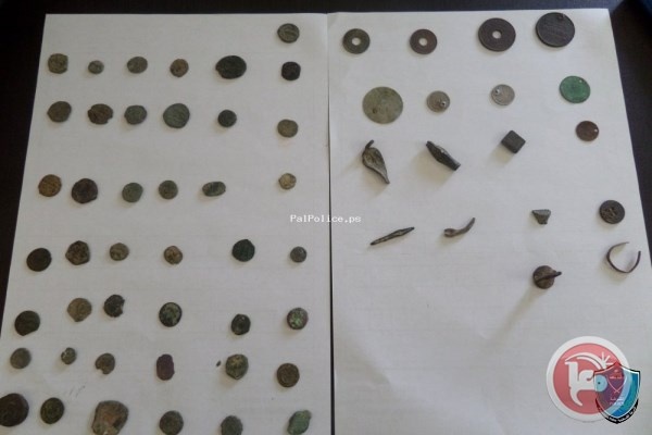 ضبط 50 قطعة أثرية بحوزة تاجر آثار في الخليل