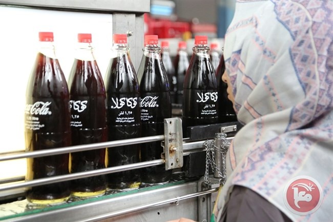 مصنع كوكاكولا غزة يشرع بتركيب خط تعبئة المشروبات في العبوات