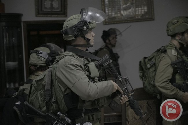 قوات الاحتلال تصادر اسلحة وتستولي على اموال في الضفة