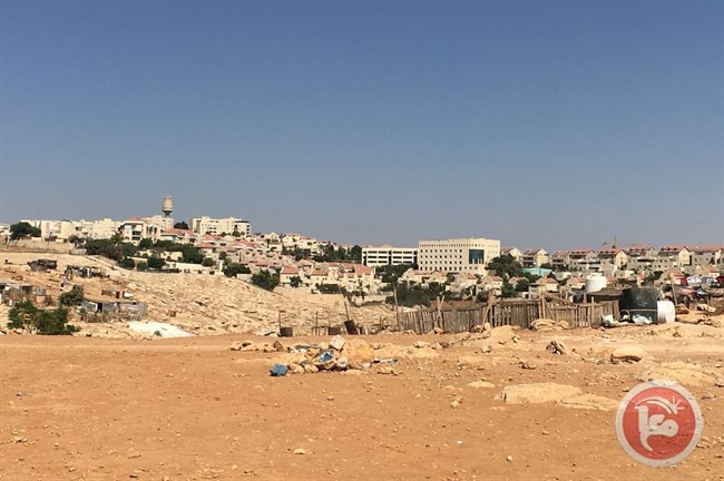 الاحتلال يقتحم تجمع &quot;أبو النوار&quot; البدوي .. ويصور غرفتين صفيّتيّن