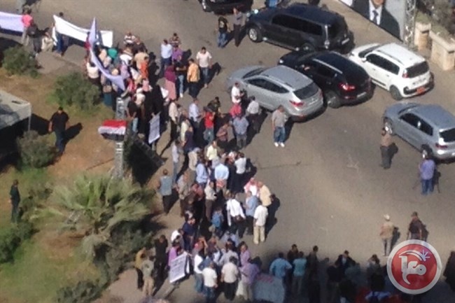 متظاهرون أمام مجلس الوزراء بغزة