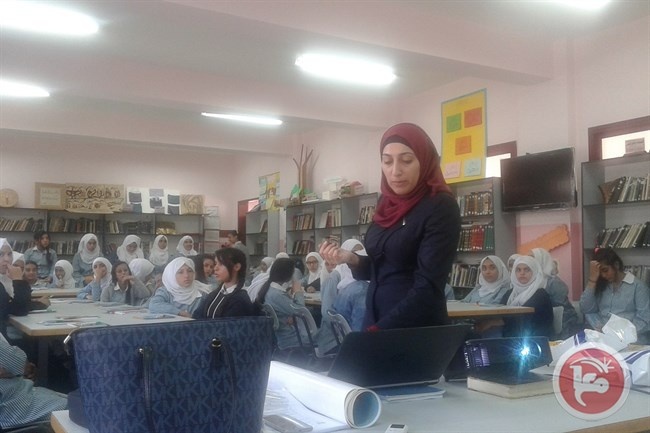 كهرباء القدس تستعرض طرق ترشيد استهلاك الكهرباء بمدرسة بنات التركية