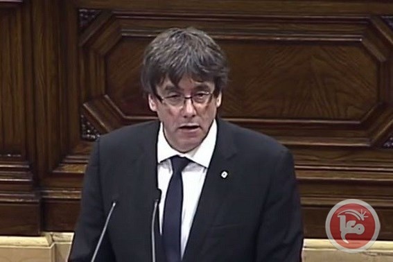 رئيس كتالونيا يجمد إعلان انفصال الإقليم