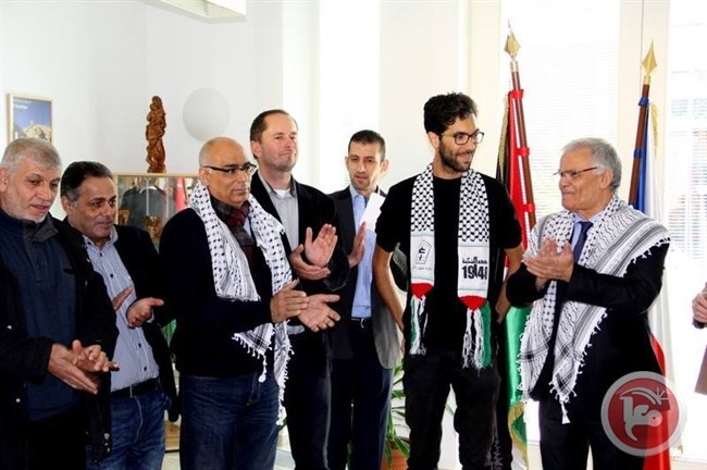متضامن سويدي يصل التشيك في طريقه لفلسطين سيرا على الأقدام