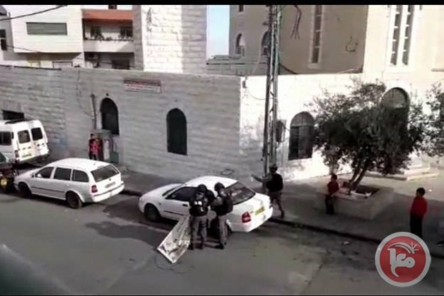اقتحام قرية العيسوية ومصادرة يافطة واعلام لاستقبال أسرى