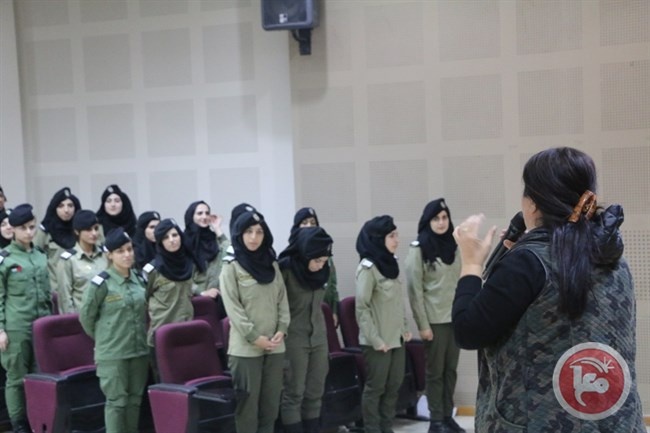 أبو زنيد تعقد محاضرة حول نضال المرأة في جامعة الاستقلال
