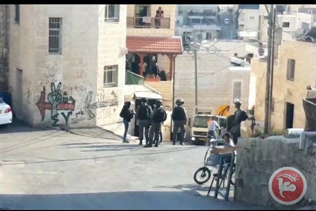 الاحتلال يصيب العشرات من طلبة العيسوية بالمطاط والاختناق