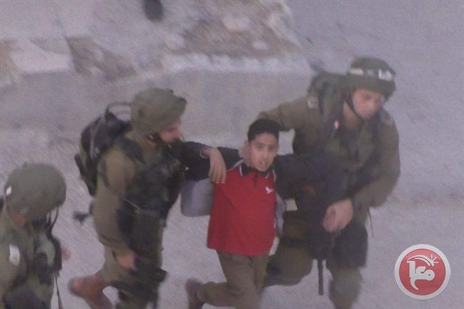 قوات الاحتلال تعتقل طفلا في بيت امر