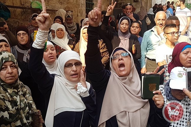 خديجة تروي ظروف اعتقالها: هكذا أُجبرت على خلع حجابي