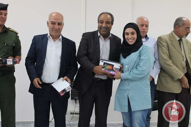 تسليم الجوائز للفائزين بالمسابقة الثقافية لطلبة مدارس محافظة سلفيت