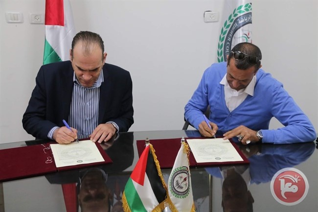 القدومي وابو ظاهر يوقعان اتفاقية تعشيب ملعب طوباس صناعيا