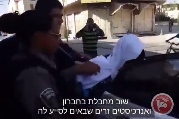 فيديو- الاحتلال يعتقل فتاة على حاجز بالخليل