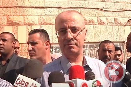 رئيس الوزراء يشارك اهالي تقوع باحياء اليوم الوطني لقطف الزيتون