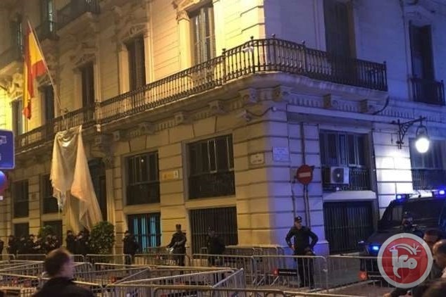 الأمن الإسباني يطوق مبنى وزارة الداخلية في كتالونيا