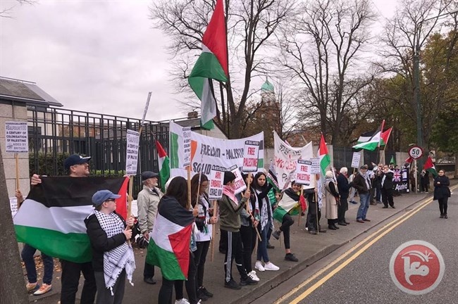 الجالية الفلسطينية في ايرلندا تنظم مسيرة ضد قرار ترامب