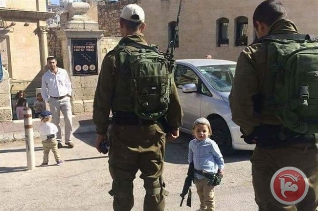 &lt;div&gt;صورة وتعليق: &lt;/div&gt;سلاح بيد طفل مستوطن عند مستوطنة بيت هداسا