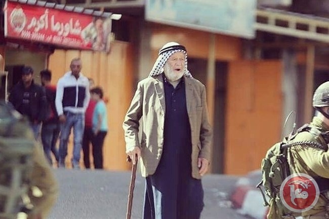 صور- الاحتلال يُغلق شارع بئر السبع وسط الخليل