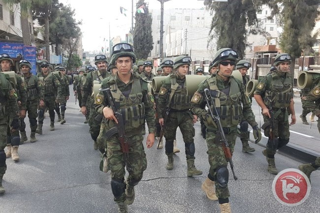 شاهد- عروض عسكرية في شوارع الخليل
