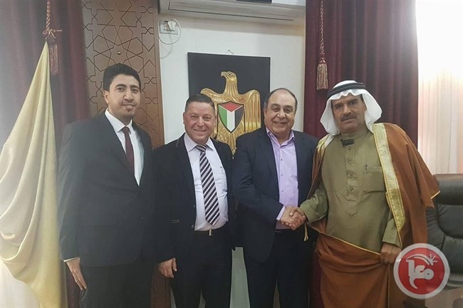 محافظ جنين يرعى توقيع صك الصلح لعائلة الزيود والعائلة تكرمه
