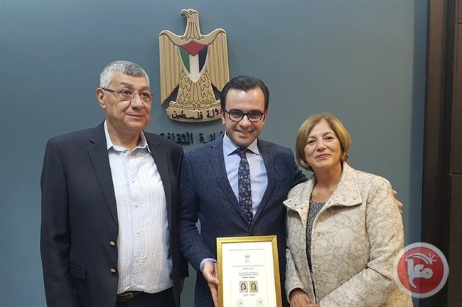 &quot;الثقافة&quot; تكرم مؤسسة الأسوار