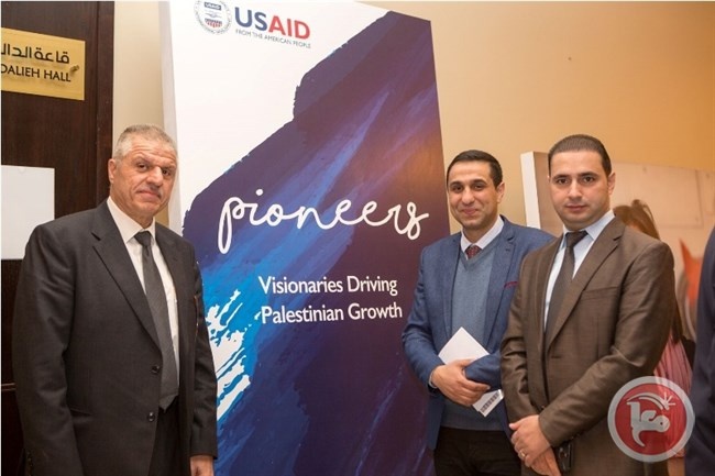 &quot;USAID&quot; تمنح جامعة بوليتكنك فلسطين درع الريادة