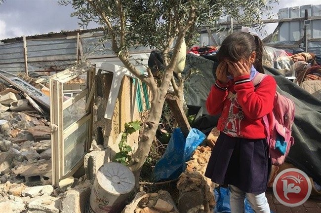 صور- أطفال عائلة الرجبي يبحثون عن منزلهم