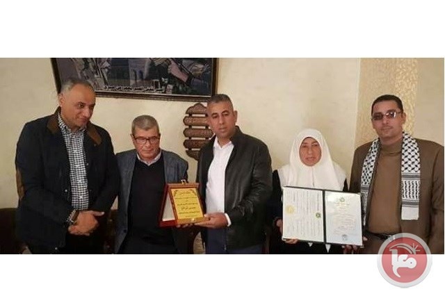 قراقع وشاهين يسلمان شهادة التخرج لعائلة الاسير محمد زواهرة