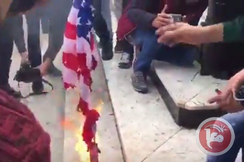غاضبون يحرقون العلم الامريكي في غزة
