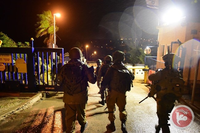 اعتقالات في صفوف الفلسطينيين والعثور على سلاح في الضفة