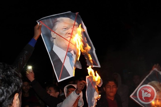قطاع غزة يخرج بمسيرات ليلية ضد ترامب