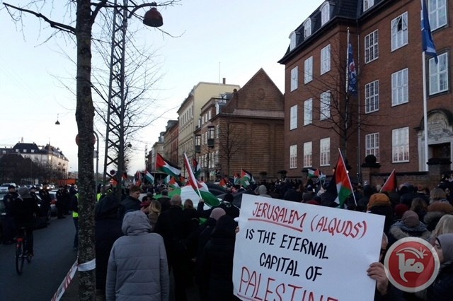 المئات يتظاهرون امام السفارة الامريكية في الدنمارك