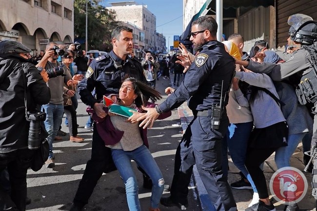 (شاهد) في القدس.. يلاحقون كل من يرفع علم فلسطين